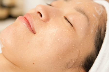 乾燥肌だけど、角質ケアをした方がいい？