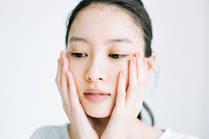 自宅でできる美肌法「ローションは手で？コットンで？」